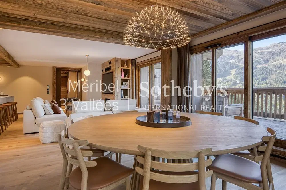 Soggiorno; travi in legno, pavimento in legno, luce naturale, vista, stile rustico