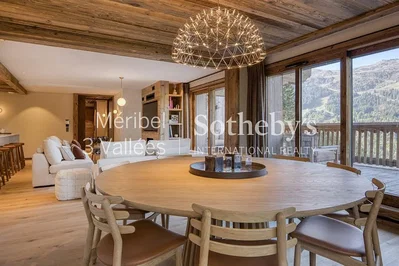 Soggiorno; travi in legno, pavimento in legno, luce naturale, vista, stile rustico