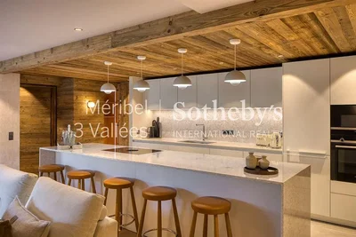 Cucina; elettrodomestici, travi in legno, stile moderno