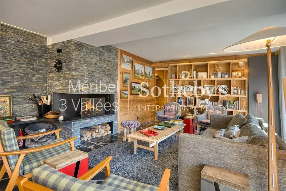 Soggiorno; camino, travi in legno, stile rustico, luce naturale