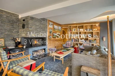 Soggiorno; camino, travi in legno, stile rustico, luce naturale