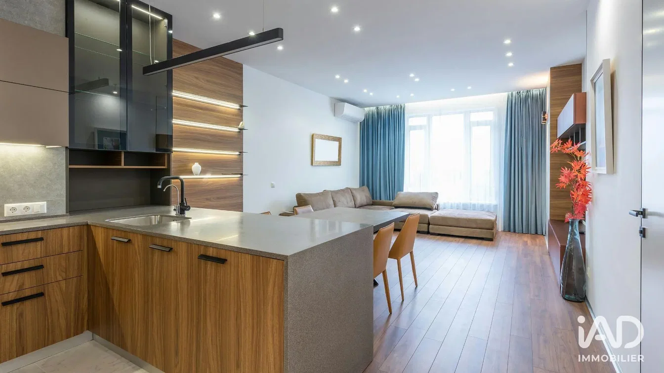 Cucina; elettrodomestici, pavimento in legno, luce naturale, stile moderno