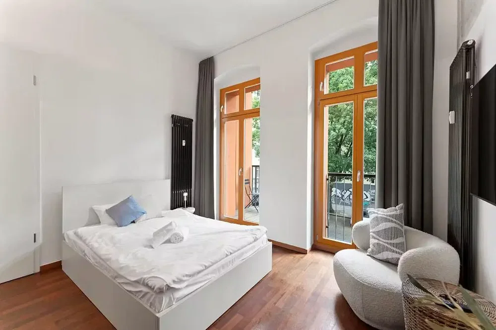 Schlafzimmer; tageslicht, holzboden