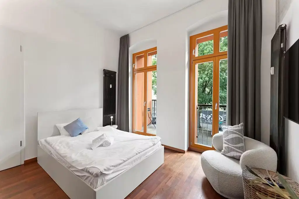 Schlafzimmer; tageslicht, holzboden