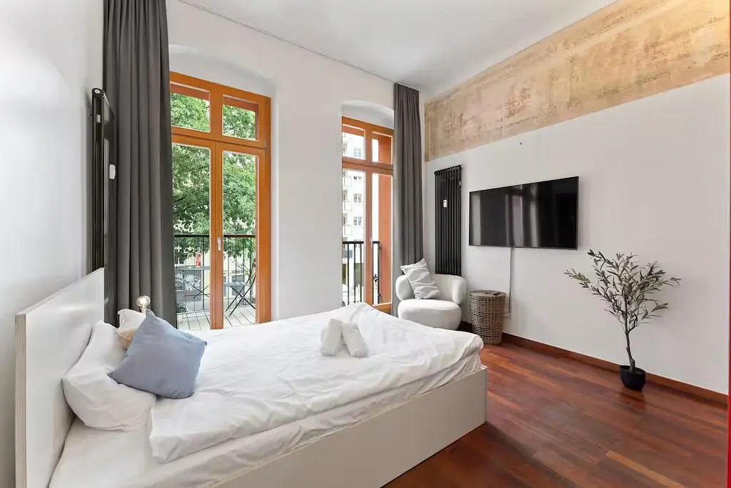 Schlafzimmer; holzboden, tageslicht