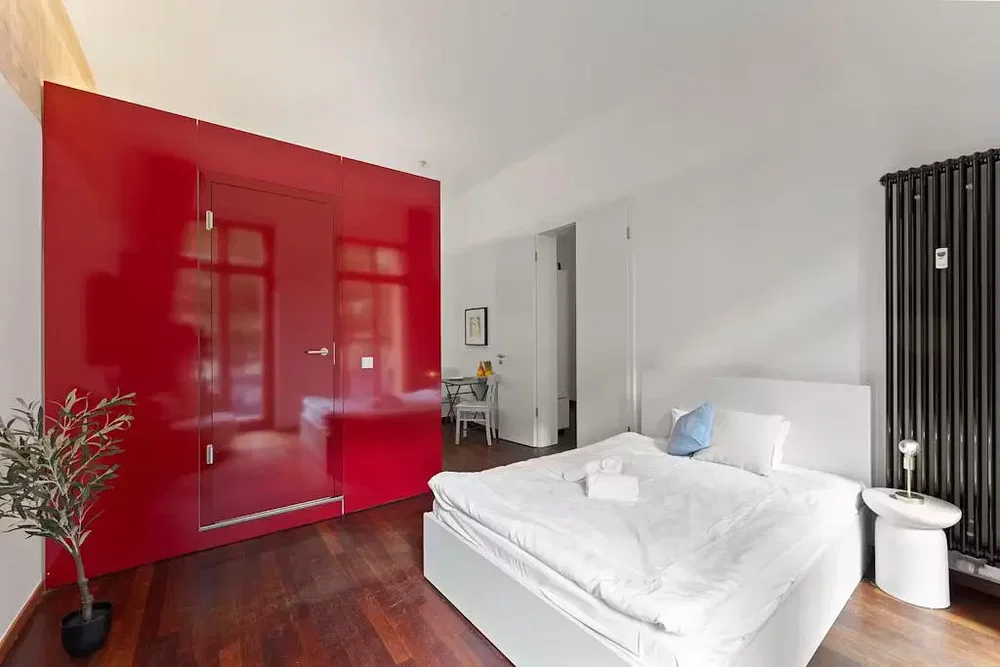 Schlafzimmer; holzboden, tageslicht