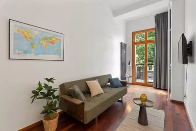 Wohnzimmer; tageslicht, holzboden, moderner stil