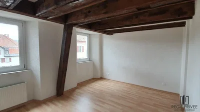 Schlafzimmer; holzbalken, holzboden, tageslicht