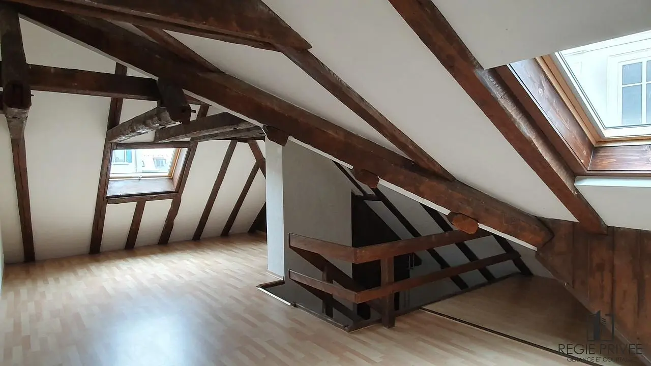 Kinderzimmer; holzbalken, holzboden, tageslicht