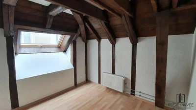 Kinderzimmer; holzbalken, holzboden, tageslicht