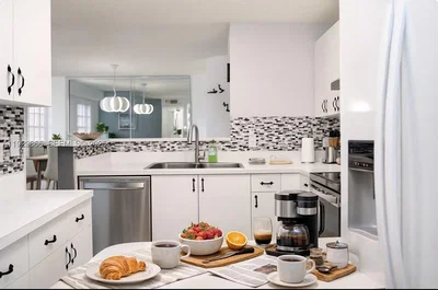 Kuhinja; kuhinjski aparati, prirodno svjetlo, moderni stil, renoviran