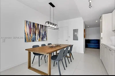 Salon; carrelage, lumière naturelle, style moderne