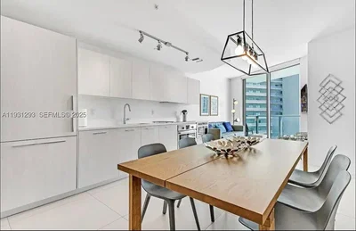 Cuisine; électroménager, lumière naturelle, style moderne, carrelage, vue