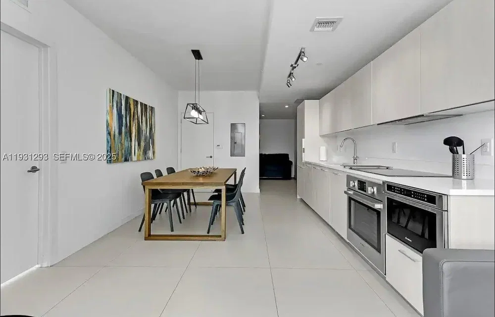 Cuisine; électroménager, carrelage, lumière naturelle
