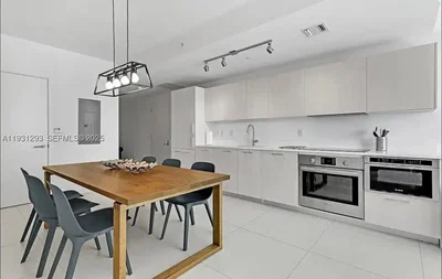 Cuisine; électroménager, carrelage, lumière naturelle