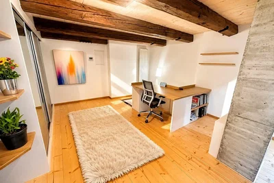 Wohnzimmer; holzbalken, holzboden, tageslicht