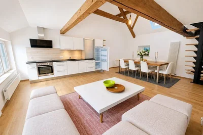 Wohnzimmer; küchengeräte, holzbalken, holzboden, tageslicht, moderner stil