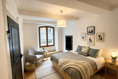 Schlafzimmer; tageslicht, holzboden, moderner stil