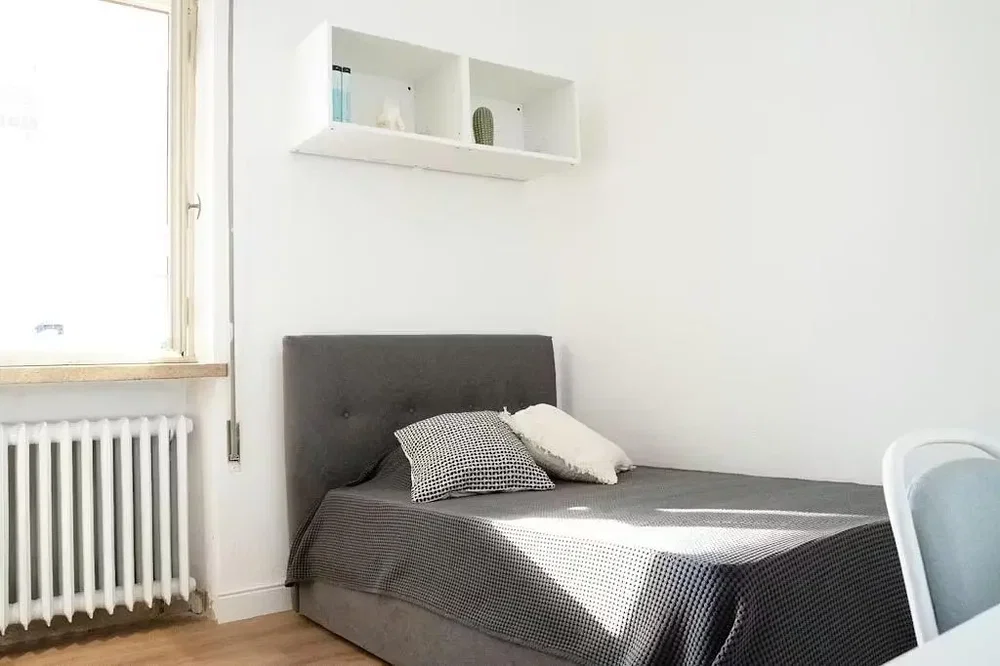 Camera da letto; luce naturale, pavimento in legno