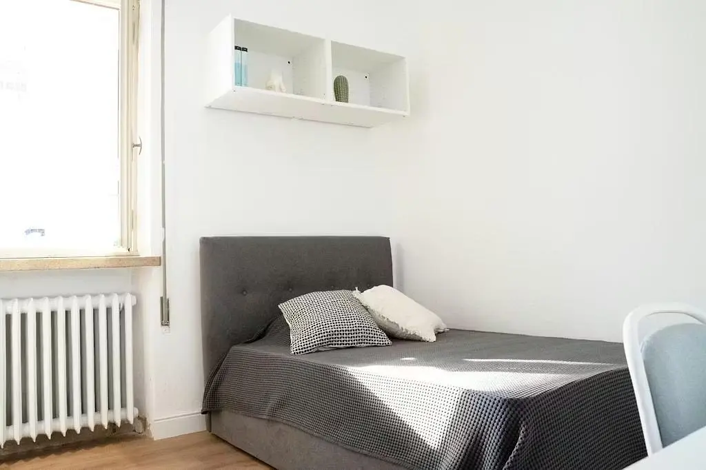 Camera da letto; luce naturale, pavimento in legno