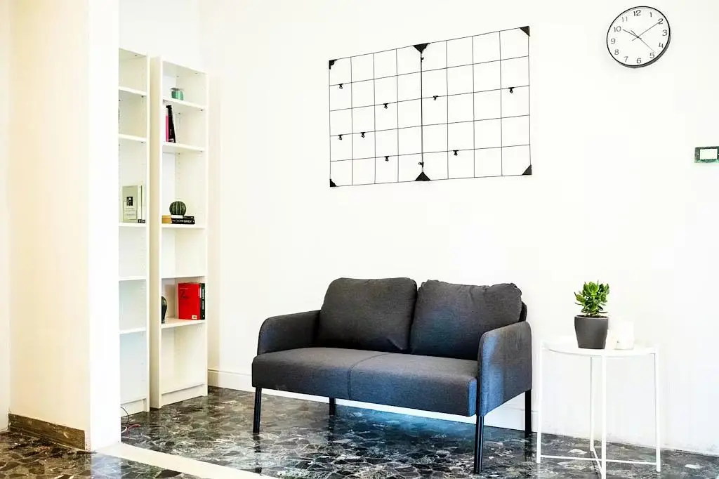 Soggiorno; luce naturale, stile moderno, pavimento in piastrelle
