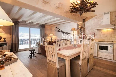 Esszimmer; küchengeräte, holzbalken, tageslicht, rustikaler stil, blick