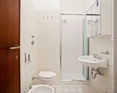 Toilette; pavimento in piastrelle, luce naturale