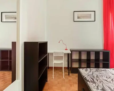 Camera da letto; pavimento in legno, luce naturale