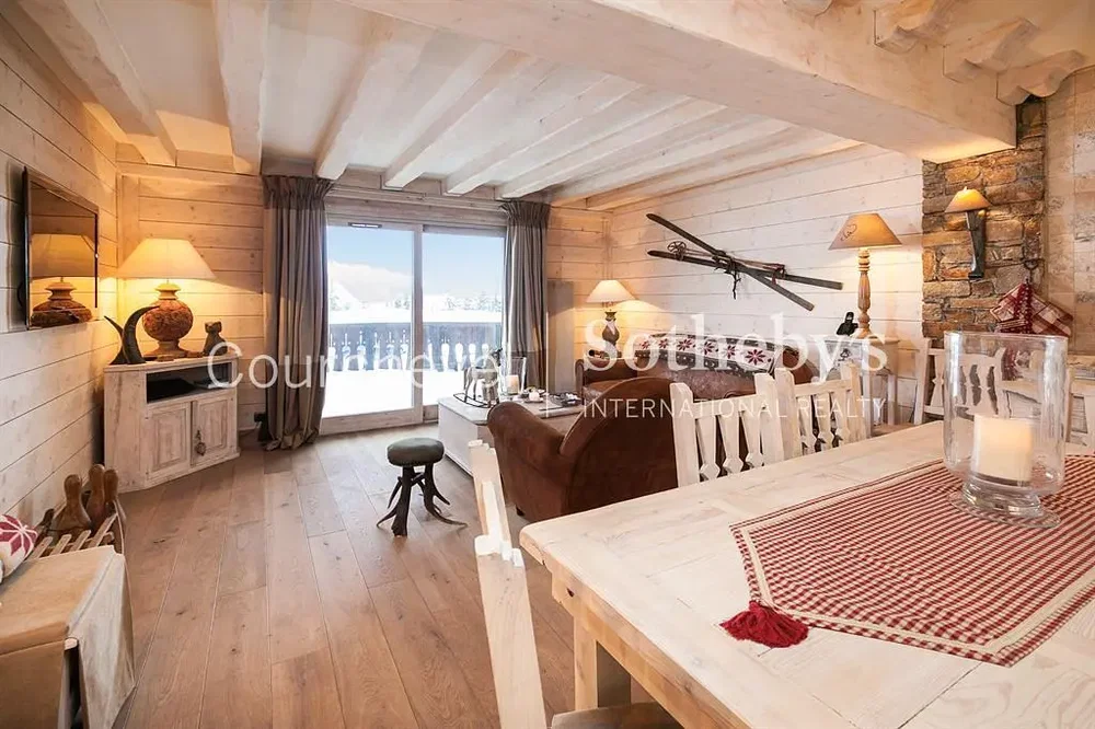 Wohnzimmer; holzbalken, holzboden, tageslicht, rustikaler stil, blick