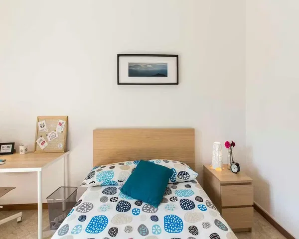 Camera da letto; luce naturale, pavimento in legno