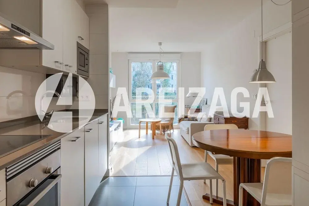 Keuken; keukenapparatuur, houten vloer, natuurlijk licht
