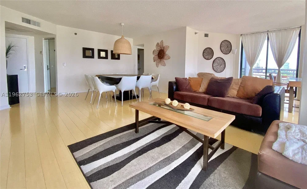 Salon; lumière naturelle, parquet, style moderne