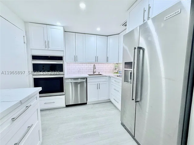 Кухиња; кухињски апарати, плочице, реновиран, природно светло