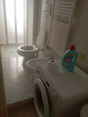 Toilette; fliesenboden, renovierungsbedürftig
