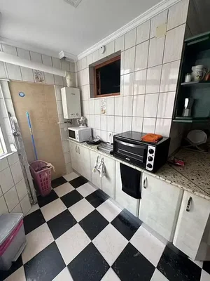 Cucina; pavimento in piastrelle, elettrodomestici, necessita ristrutturazione