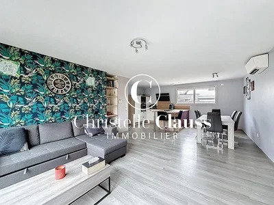 Wohnzimmer; tageslicht, moderner stil, holzboden