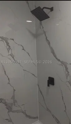 Toilettes; carrelage, rénové, lumière naturelle