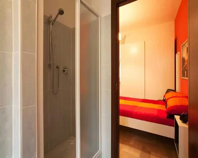 Badezimmer; fliesenboden, holzboden, tageslicht
