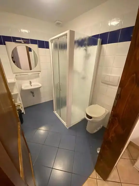 Toilette; pavimento in piastrelle, necessita ristrutturazione