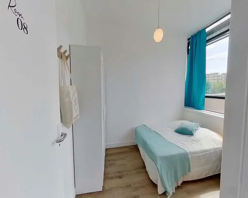 Spavaća soba; prirodno svjetlo, drveni pod