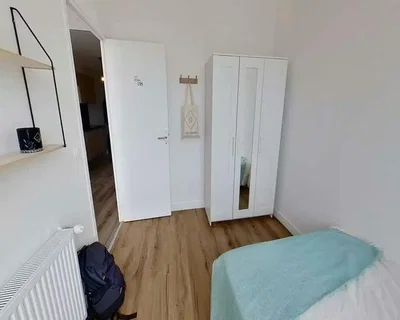 Spavaća soba; drveni pod, prirodno svjetlo