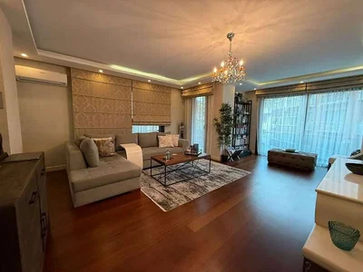 Sala de estar; chão de madeira, luz natural, estilo moderno