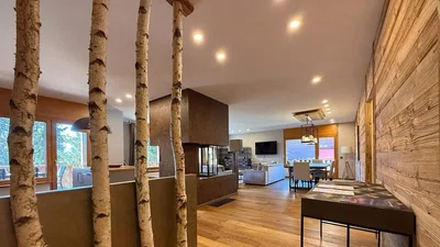 Sala de estar; chão de madeira, vigas de madeira, luz natural, estilo rústico
