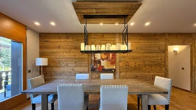 Sala de estar; vigas de madeira, chão de madeira, luz natural, estilo rústico