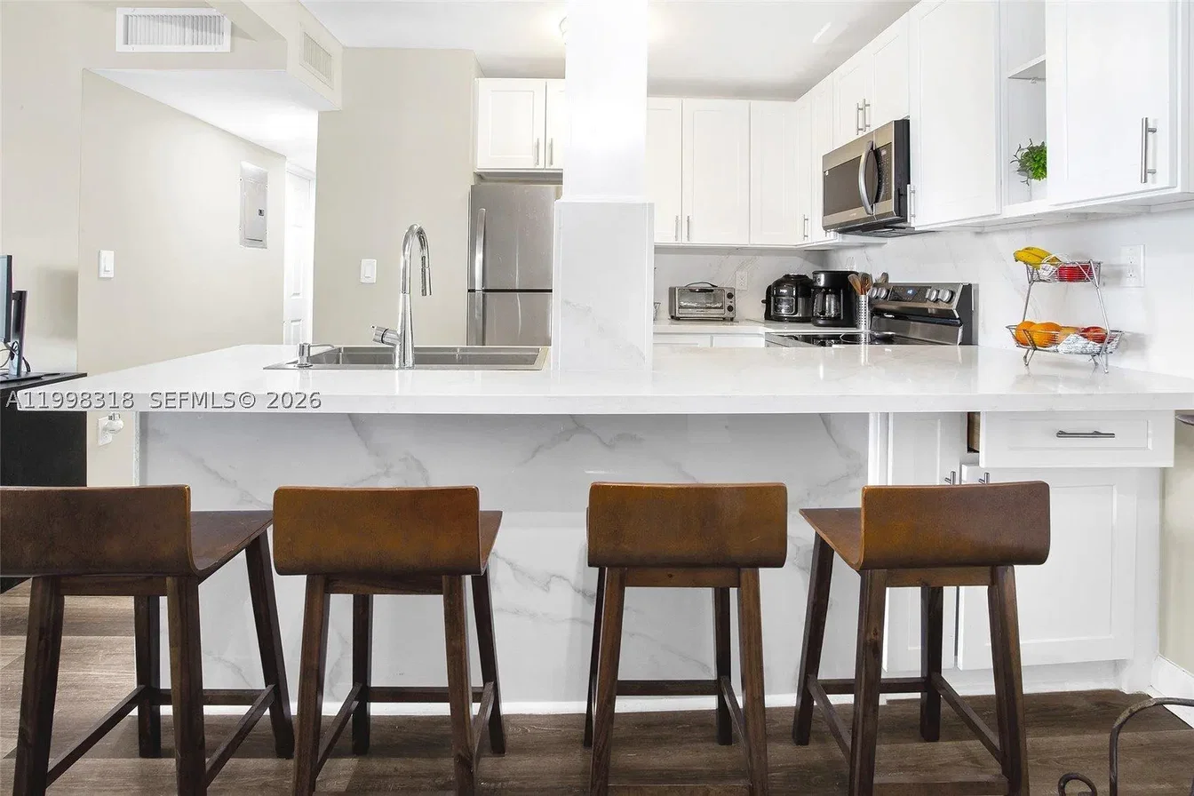 Keuken; keukenapparatuur, natuurlijk licht, moderne stijl