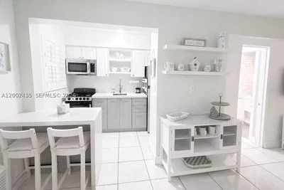 Keuken; tegelvloer, keukenapparatuur, natuurlijk licht