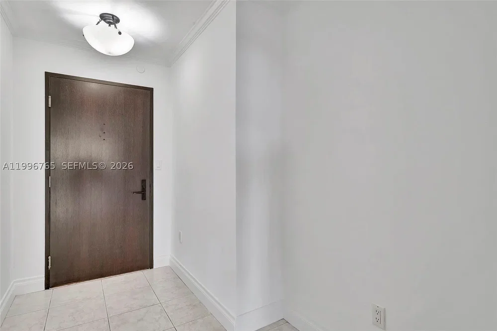 Garderobe; tegelvloer, natuurlijk licht