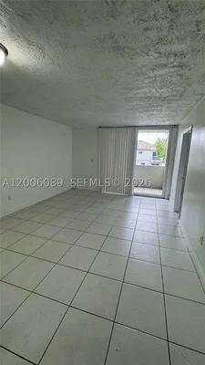 Salon; carrelage, lumière naturelle, nécessite rénovation