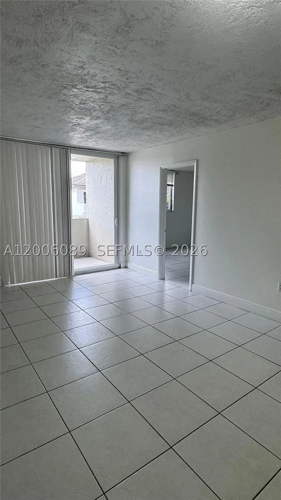 Salon; carrelage, lumière naturelle