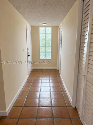 Salón; suelo de baldosas